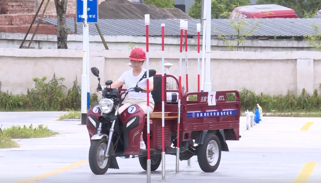 三輪摩托車2.png
